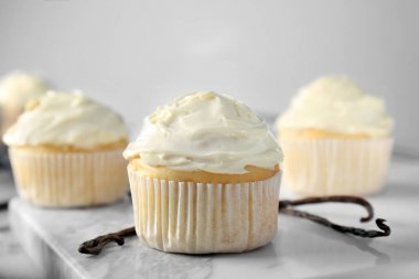 Mermer gemide lezzetli vanilyalı kek