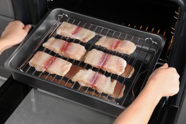 Balık fileto dilim kavurma tavası fırına koyarak kadın