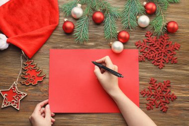 Mektubu Noel Baba için ahşap masa kadın