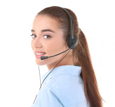 Kulaklıklı genç bir kadın. 