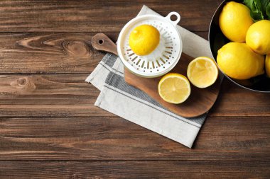 Taze limon ve ahşap masa üzerinde sıkacağı