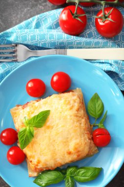 Tablo lazanya ile plaka