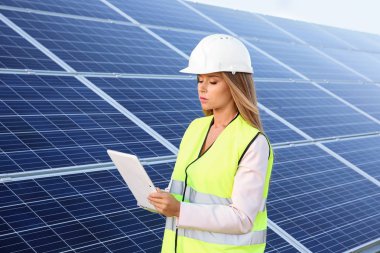 güneş panelleri yüklemesinde mühendisi