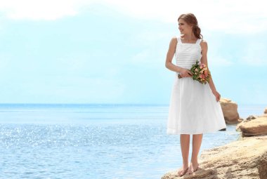 Beyaz elbisesi içinde gelin