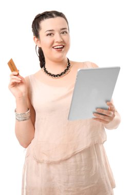 Güzel şık kilolu kadın tablet ve beyaz arka plan üzerinde kredi kartı ile