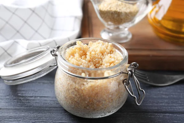 Kavanozların içinde pişmiş quinoa 