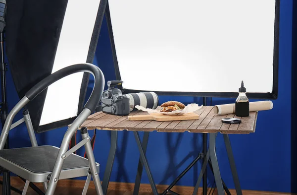 Fotostudio met professionele verlichtingsapparatuur en camera voor fotograferen voedsel — Stockfoto