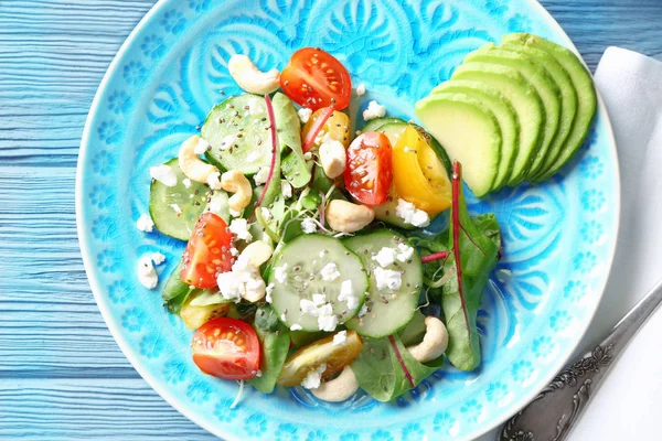 Salade Superfood au concombre, courgettes et tomates sur fond de bois bleu — Photo