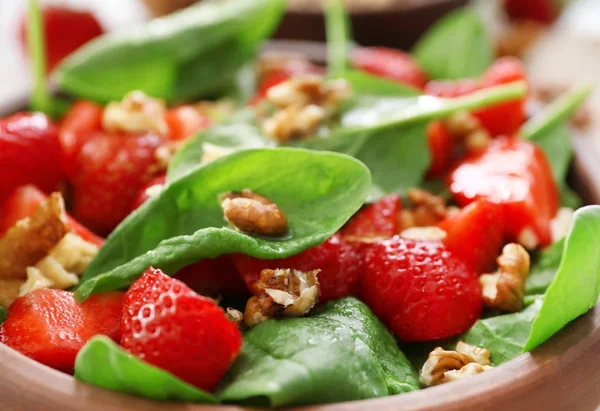 Salat mit Spinat, Erdbeere und Walnüssen im Teller, Nahaufnahme — Stockfoto