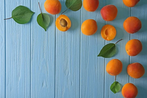 鲜杏木背景上 — 图库照片