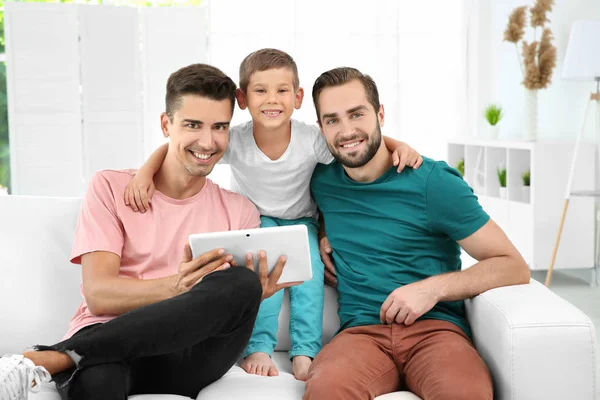 Casal gay masculino com filho adotivo descansando em casa. Conceito de adoção — Fotografia de Stock