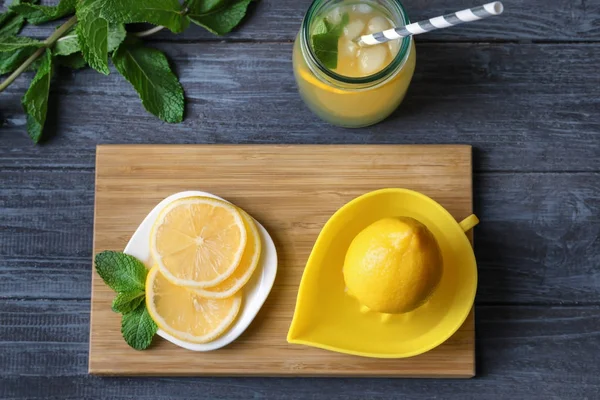 Složení s citrony na stole — Stock fotografie