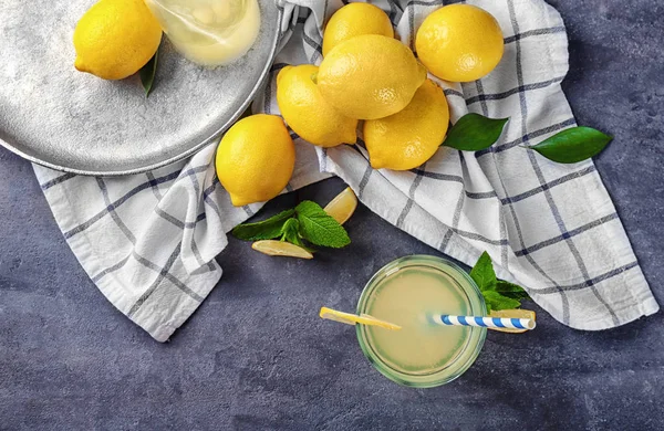 Schöne Komposition mit einem Glas frischen Zitronensaft auf dem Tisch — Stockfoto