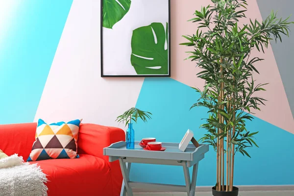 Moderna vardagsrum design med inramade bilden av tropiska löv — Stockfoto