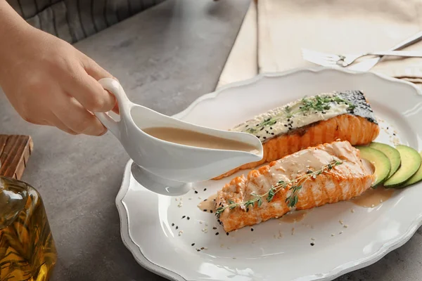 Kadın boşaltma balık sosu ile lezzetli somonu plaka üzerine