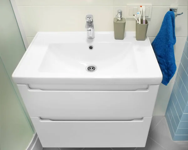 Интерьер светлой ванной комнаты — стоковое фото