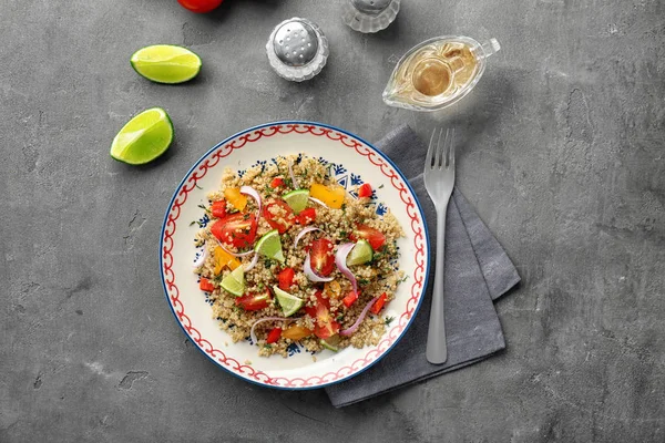 Salade met quinoa en tomaten — Stockfoto