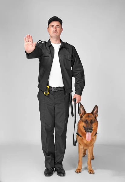 Guardia di sicurezza con cane su sfondo bianco — Foto Stock