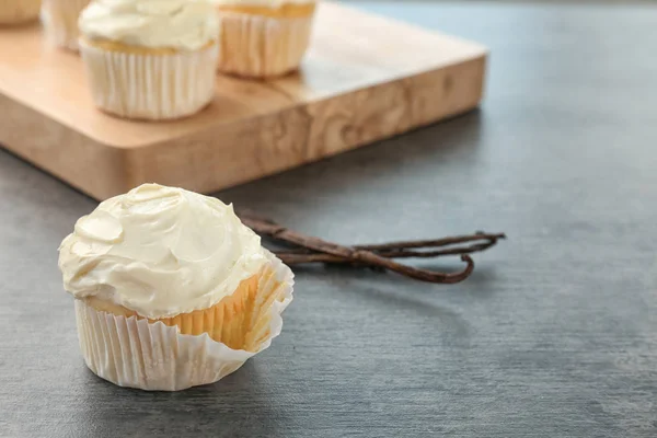 Smaczny cupcake vanilla na stole — Zdjęcie stockowe