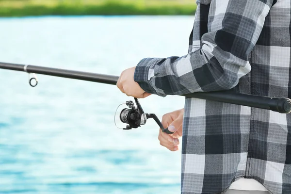 Hombre pescando en el río — Foto de Stock