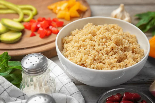 Ciotola in ceramica con quinoa cotta — Foto Stock