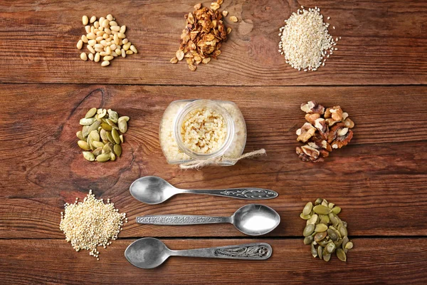 Komposition mit Quinoa, Walnüssen, Kürbiskernen und Müsli — Stockfoto