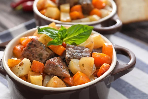 テーブルの上のおいしい肉とジャガイモのキャセロール — ストック写真