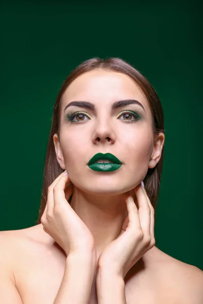 Mujer joven con maquillaje de lujo — Foto de Stock