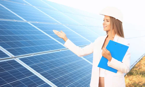 güneş panelleri yüklemesinde mühendisi