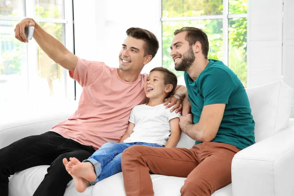 Couple gay masculin avec fils adoptif prenant selfie. Concept d'adoption — Photo