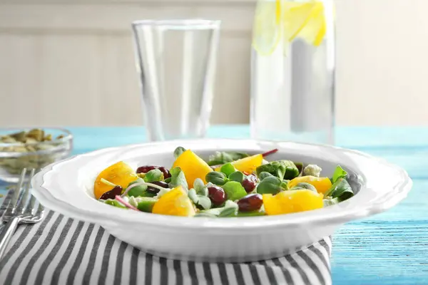 Insalata con pomodoro giallo e zucchine — Foto Stock