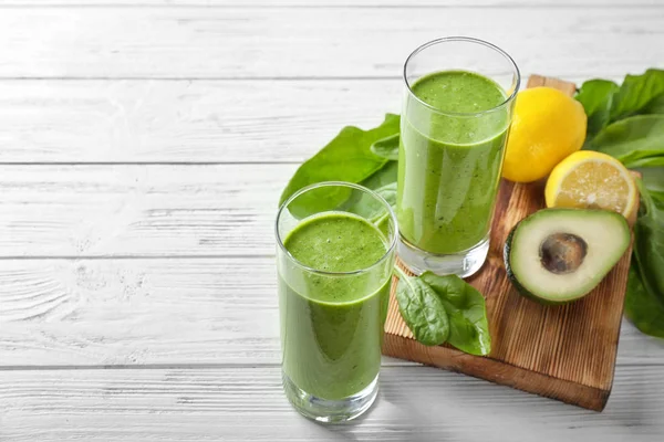 Glasses of spinach smoothie on wooden background — Stock Photo, Image