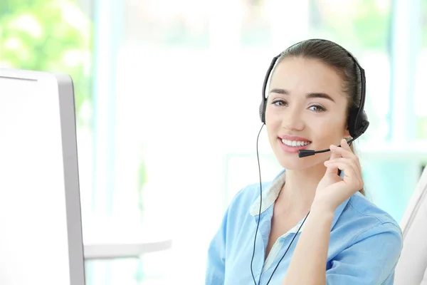 Giovane centralinista di supporto tecnico femminile che lavora in ufficio — Foto Stock