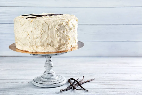 Ahşap masa üzerinde lezzetli vanilyalı pasta Vintage standı