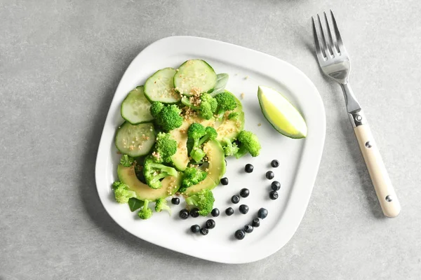 Placa con ensalada de superalimentos en la mesa —  Fotos de Stock