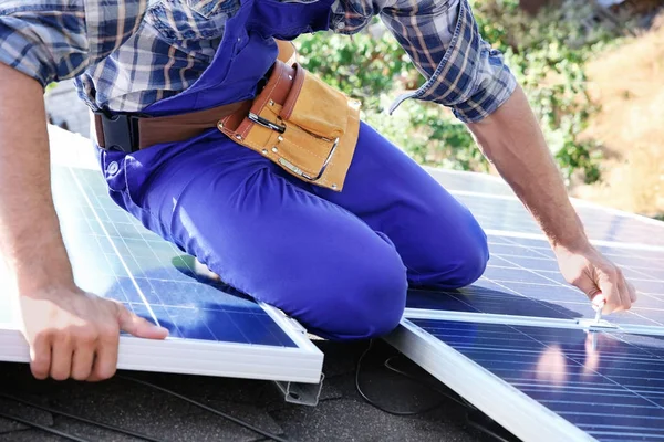 Trabajador instalando paneles solares al aire libre — Foto de Stock