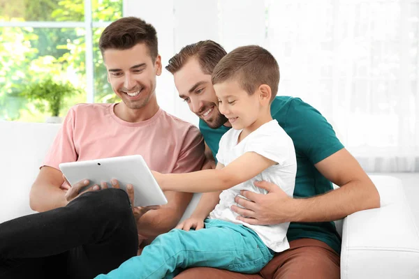 Casal gay masculino com filho adotivo descansando em casa. Conceito de adoção — Fotografia de Stock