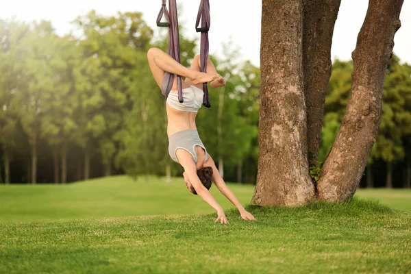 Kvinna som utövar flygyoga — Stockfoto