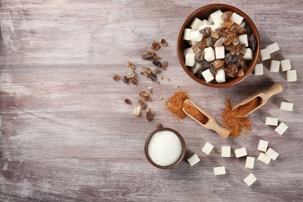 Vários tipos de açúcar na mesa de madeira — Fotografia de Stock