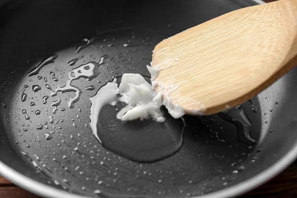 Coconut oil in frying pan — Stock Photo, Image