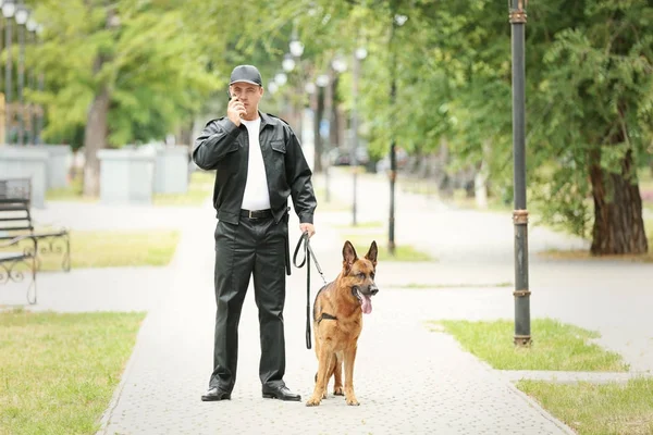 Guarda de segurança com cão no parque — Fotografia de Stock