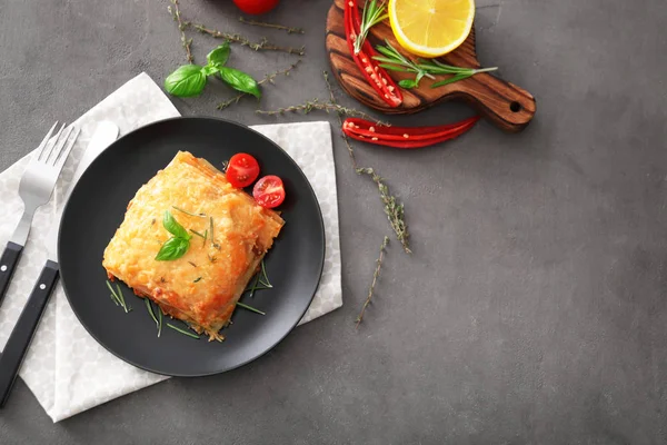 Piatto con gustose lasagne — Foto Stock
