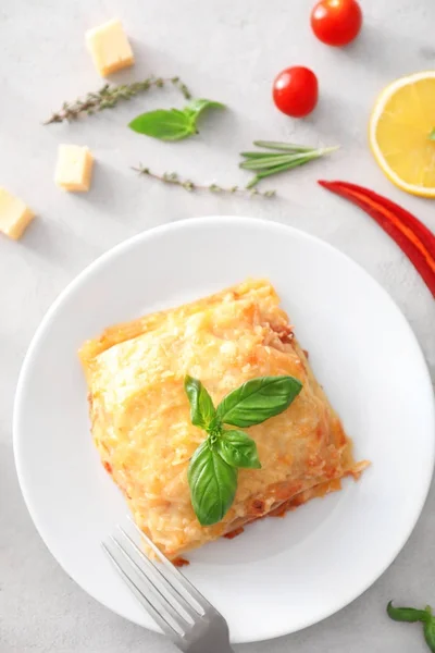 Piring dengan lasagna di atas meja — Stok Foto