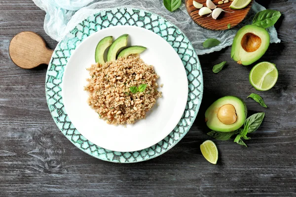 Sallad med quinoa och färsk avokado — Stockfoto
