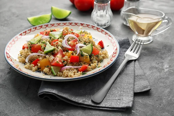 Insalata servita con quinoa — Foto Stock