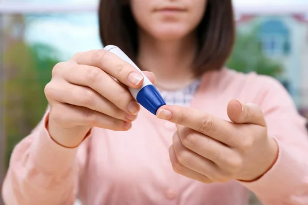 Mulher Colher Amostra Sangue Com Caneta Lancet — Fotografia de Stock