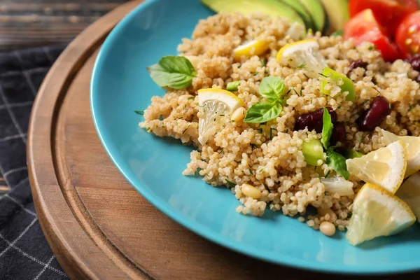 Sallad med quinoa och bönor — Stockfoto