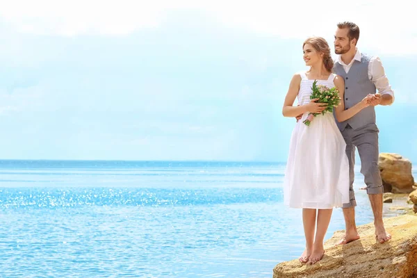 Coppia di sposi sulla spiaggia — Foto Stock