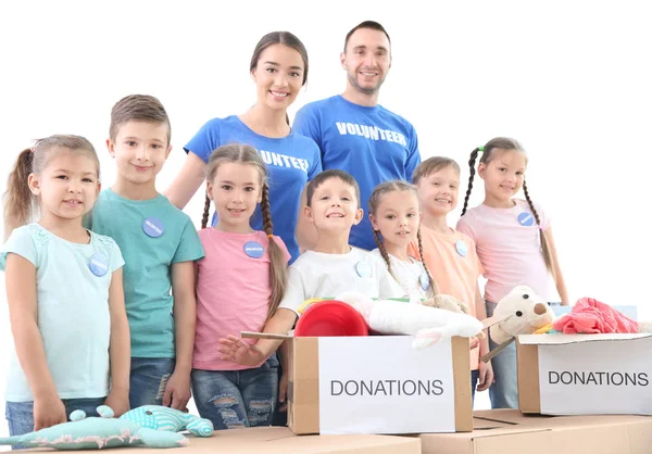 募金箱を白い背景の上の子どもたちと幸せなボランティア — ストック写真