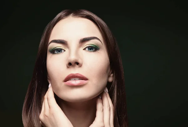 Mladá krásná žena s luxusní make-up — Stock fotografie